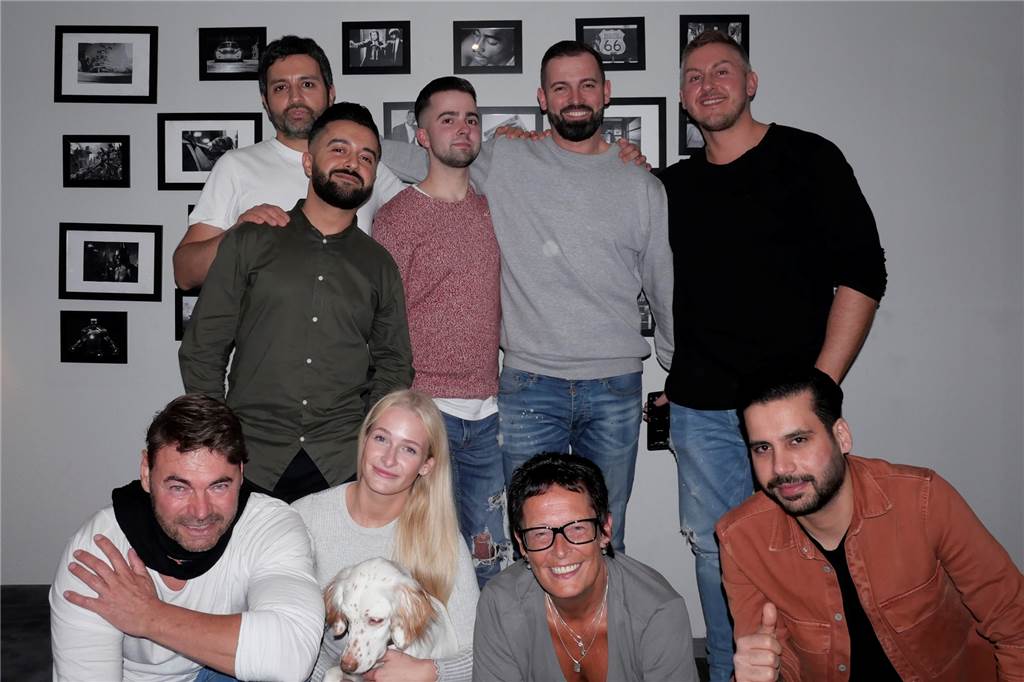 „Ich habe Angst um mein Leben“ – Iraner aus Dortmund droht die Abschiebung Das Foto zeigt die Freunde und Familie von Hans-Jürgen Klötzer (4.v.l) an seinem 39. Geburtstag im Oktober 2019 - auch Poorya (u.r.) durfte nicht fehlen.