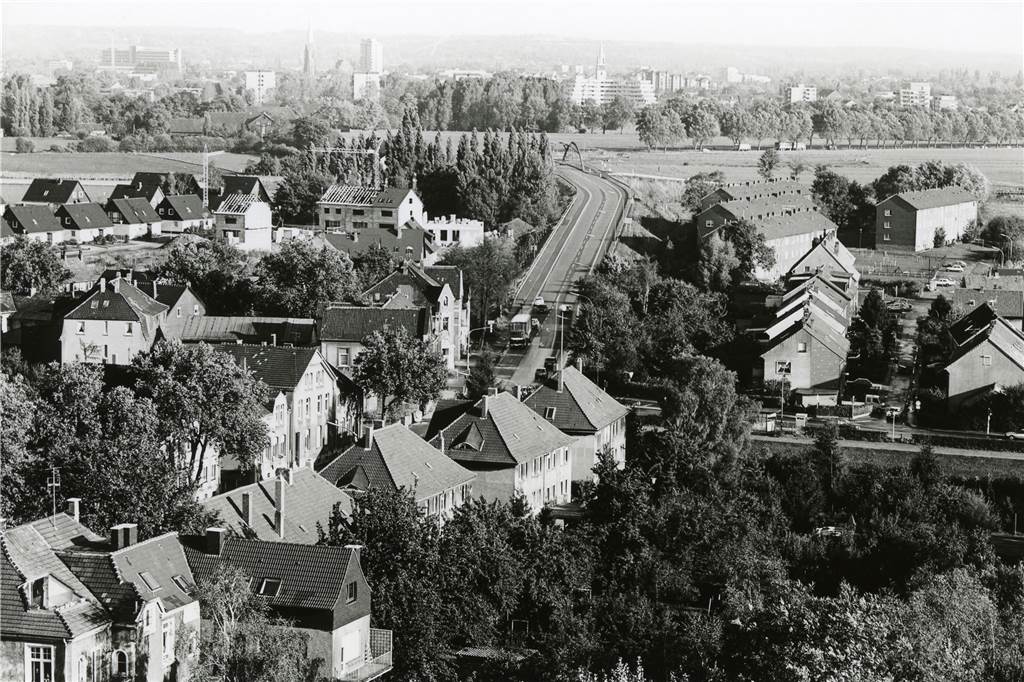Gahmen: Einziger Ortsteil mit Angeboten für Jugendliche, aber ohne Nahversorgung Das Foto zeigt die Gahmener Straße Richtung Norden. Rechts geht es in die Bahnstraße. Zu erkennen ist die Kanalbrücke und im Hintergrund die Silhouette von Lünen.