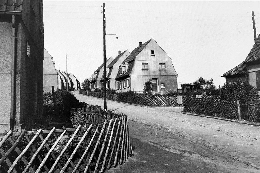 Zeche Werne: „Ohne Bergbau wären wir heute vielleicht eine Landgemeinde“ Das Foto zeigt die Zechenkolonie an der Brachtstraße um 1935. Ohne die Zeche würde es den Evenkamp in seiner jetzigen Form heute nicht geben.
