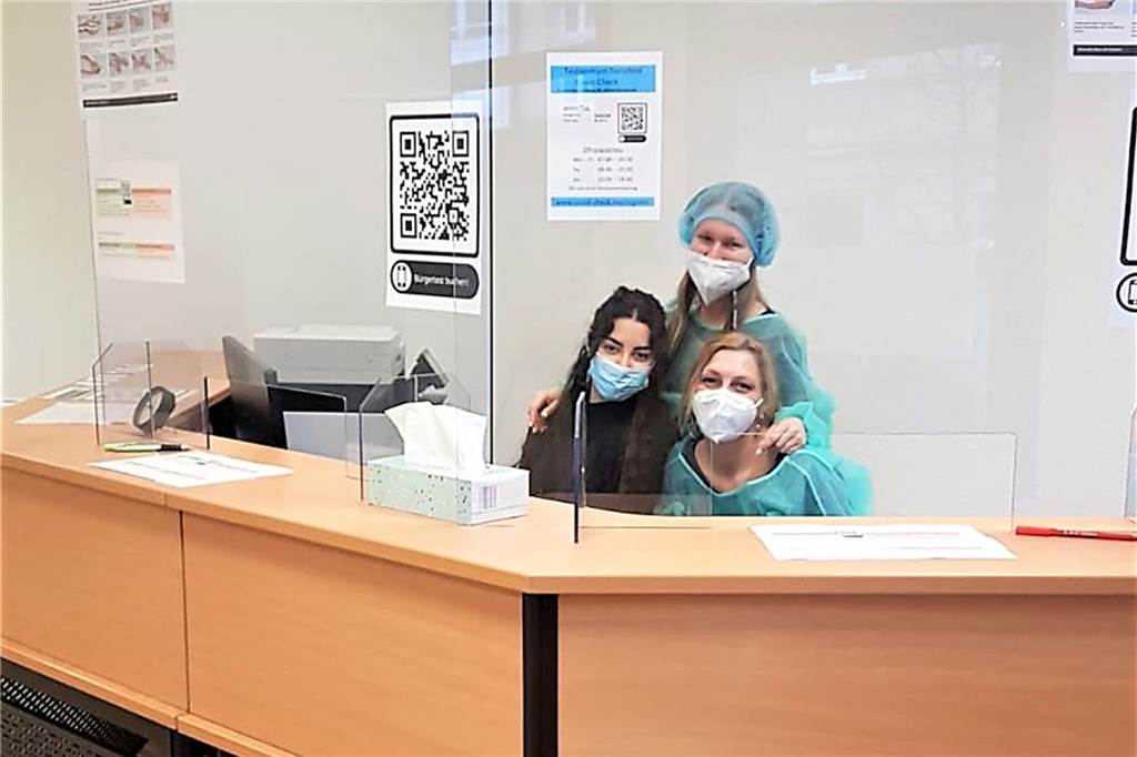 Dortmunder Schweißer eröffnet Corona-Teststelle: „Die Zahlen explodieren“ Das Foto zeigt ein Teil der Belegschaft. Insgesamt arbeiten hier 15 Personen auf 450-Euro-Basis oder in Teilzeit.