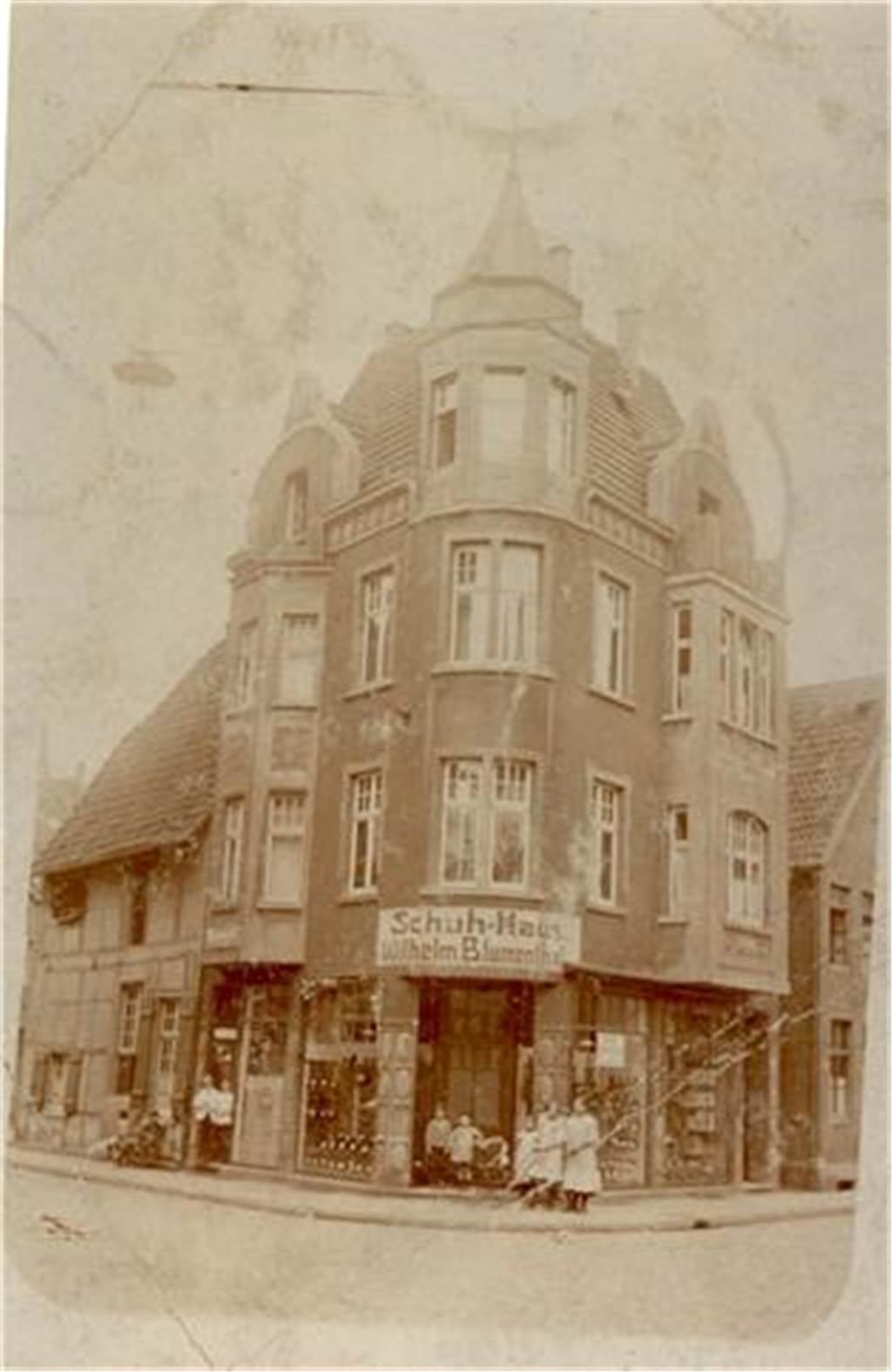 Heimtückisch in den Tod getrieben: Das Schicksal der Familie Blumenthal Das Foto zeigt eines der Schuhgeschäfte der Familie Blumenthal.