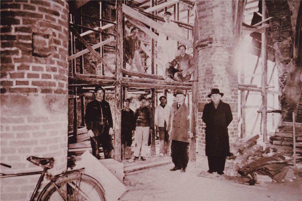 Vor 70 Jahren wurde die Schermbecker Georgskirche eingeweiht Das Foto zeigt Handwerker im Inneren der Georgskirche, denen der Pfarrer Heinrich Paschen (r.) einen Besuch abstattete.