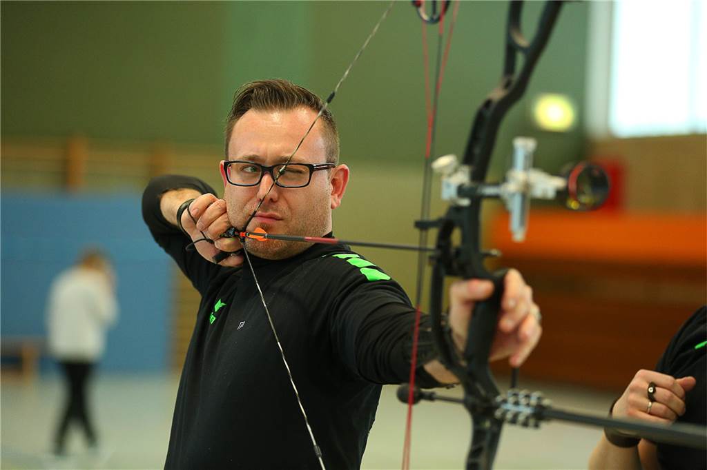 Das Foto zeigt Nordkirchens Bogenschieß-Jugendtrainer Tim Hilger.