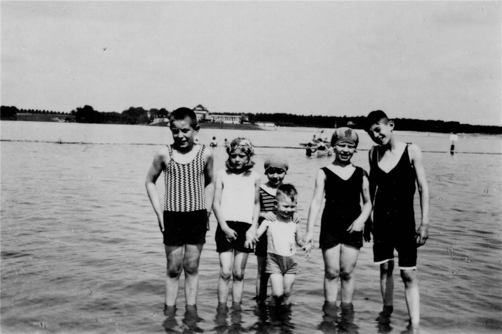 Letzter Gruß aus Russland - Halterner findet Feldpostbriefe beim Umzug Das Foto zeigt v.l.: Karlheinz, Martha, Anneliese, Norbert und Angela van Buer, spätere Lohle, sowie einen Nachbarsjungen beim Baden am Stausee. Im Hintergrund ist der Overrather Hof zu sehen.