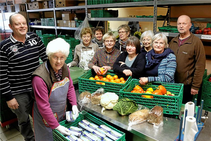 Tafel-Mitarbeiter unterstützen 800 Bedürftige in Haltern Das Foto zeigt Vorstandsmitglieder und ehrenamtliche Helfer der Tafel.