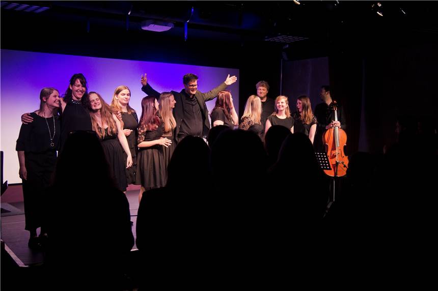 Was am Wochenende in Haltern wichtig ist: Betrügerei und neuer, alter Rat Das Frauenensemble Unique auf der Bühne des Drüppel-Theaters: Die Sängerinnen haben das Haltern-Lied neu aufgenommen.