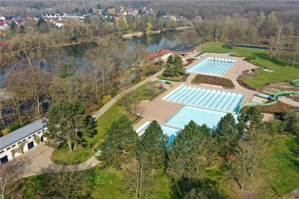 Jasmin Teuteberg: Im Freibad Cappenberger See laufen Vorbereitungen Das Freibad Cappenberger See und die Umgebung mit dem See von oben gesehen.