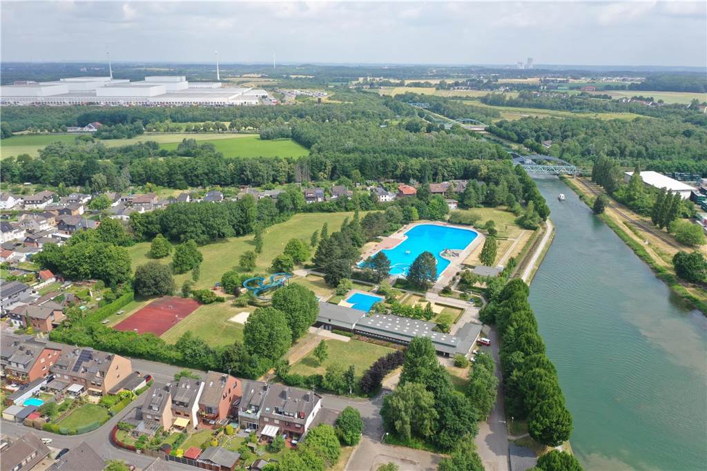 Chaos am Freibad Hardenberg: Anwohner wehrt sich und rüstet auf Blick aus der Luft auf das Freibad Hardenberg