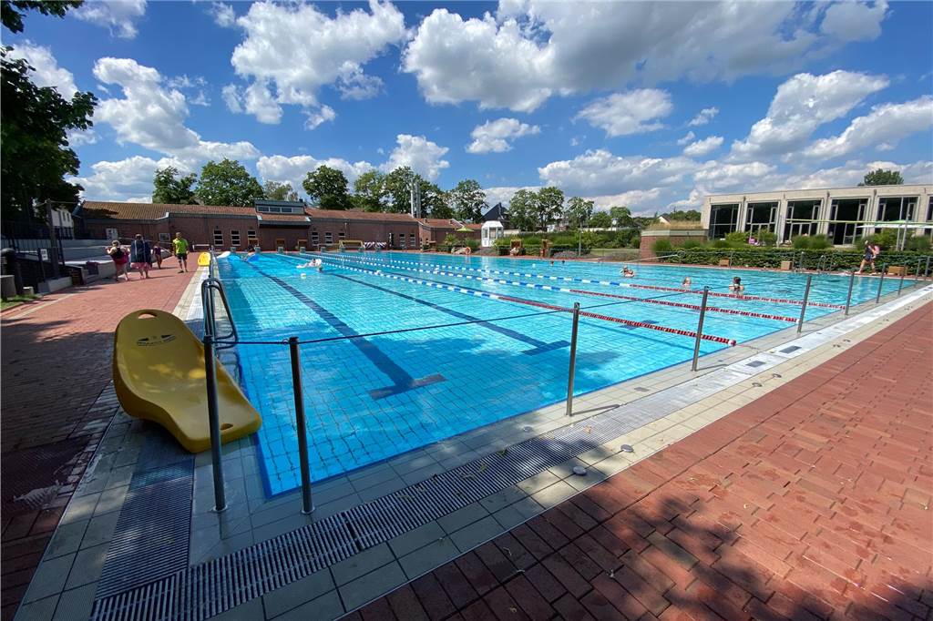 Solebad: Öffnungszeiten, Preise, Sauna - was Besucher wissen müssen Das Freibad im Solebad besteht aus einem 50 Meter langen Becken.