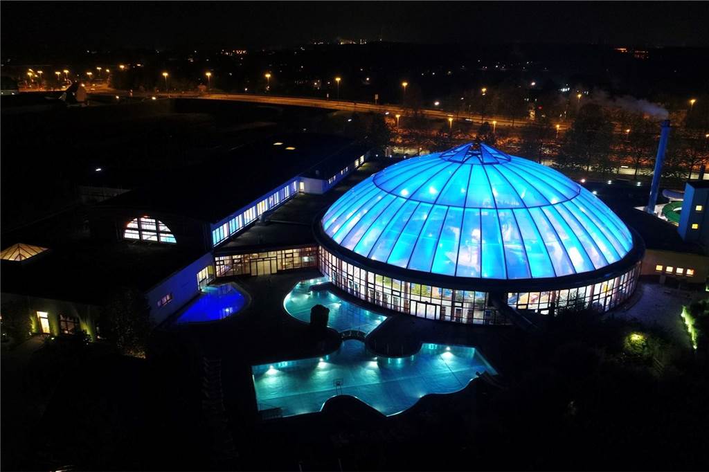 Sparvorschlag der AfD würde in Dorsten über 100 Arbeitsplätze kosten Freizeitbad Atlantis bei Nacht