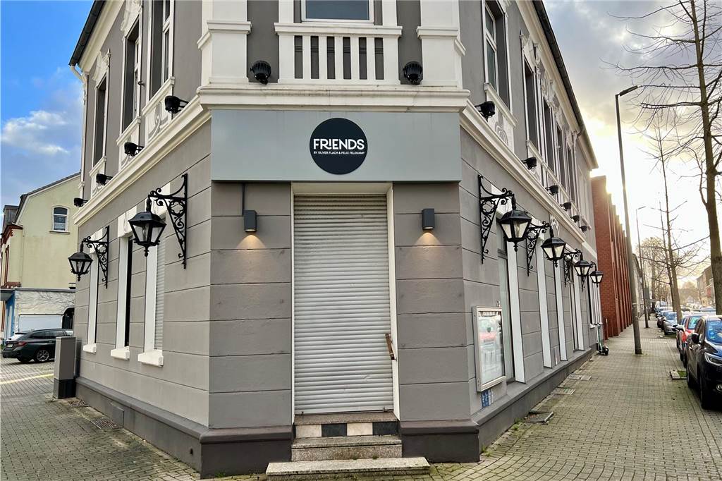 Das „Friends“: Bewährtes Team eröffnet Weinbar und Restaurant Das "Friends by Oliver Flach & Felix Feldkamp" hat eine grau gestrichene Fassade und ein rundes Logo.