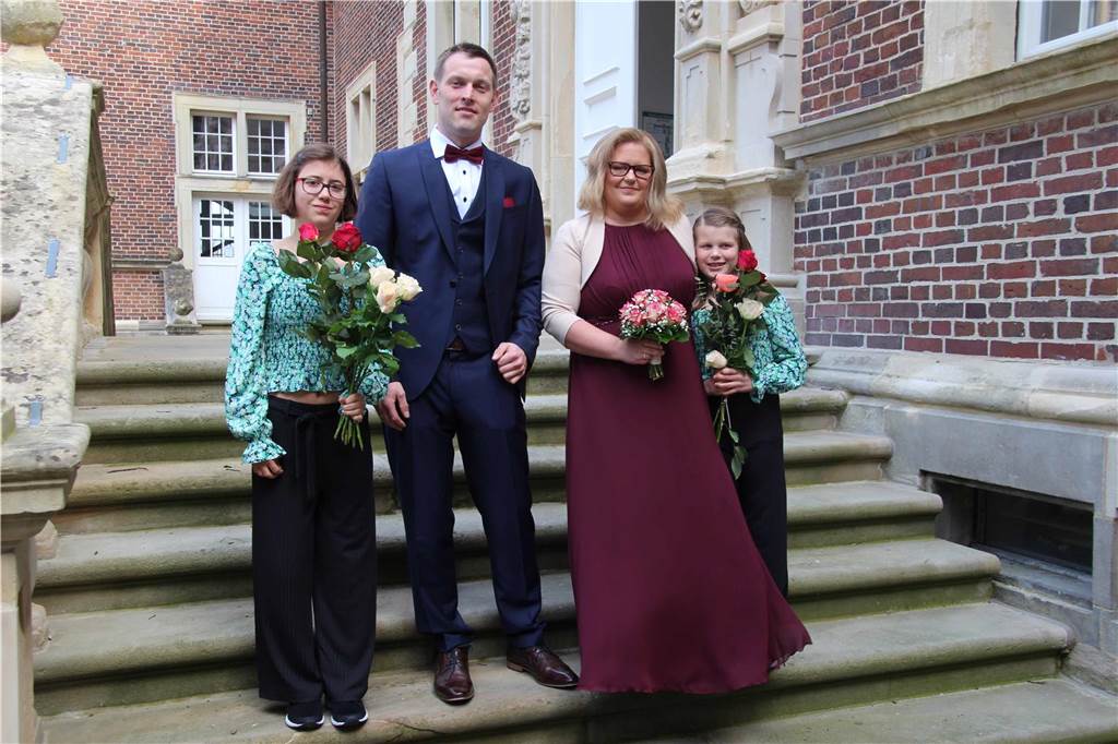 Heiratsantrag im Urlaub: Marlen Morrien und Marc Feldmann geben sich das Ja-Wort Das frisch getraute Ehepaar Marlen und Marc Feldmann mit den Töchtern Marie (l.) und Fiona.