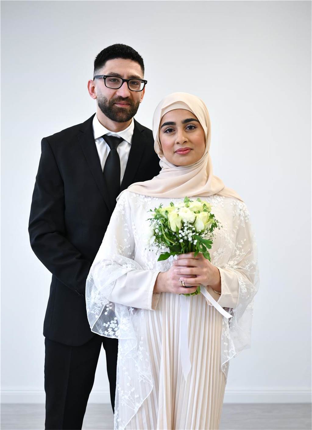 Hochzeit in Marl: Bei Zeinap und Mustafa funkte es sofort Ein Brautpaar mit Hochzeitsstrauß: Zeinap und Mustafa Yaza.