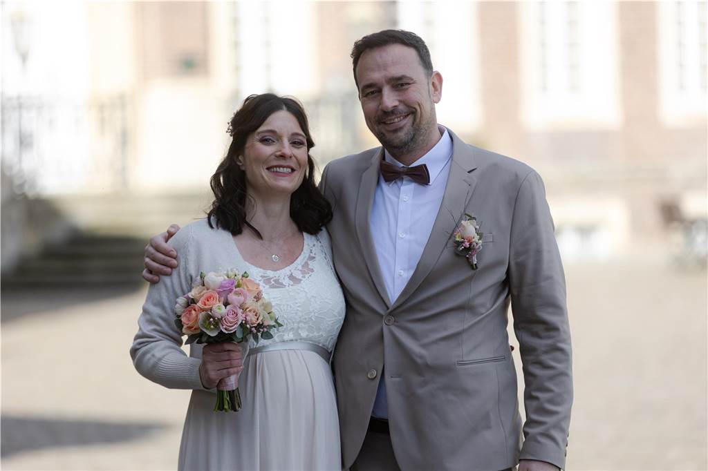 Ja-Wort nach sechs Jahren Facebook-Freundschaft: Sarah und Sven heiraten im Schloss Nordkirchen Das frisch vermählte Paar kurz nach der Trauung in Nordkirchen.