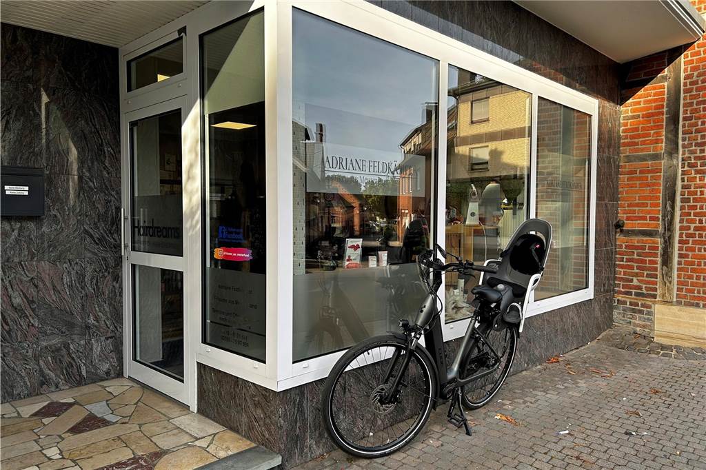 „Ich lebe diesen Beruf“: Friseurmeisterin (40) eröffnete trotz Corona Salon Das Friseurgeschäft an der Südstraße im Herzen von Herbern.
