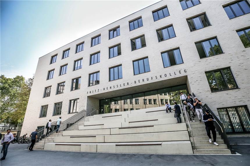 Nach Grundschul-Schließung: Vier weitere Dortmunder Schulen machen zu Das Fritz-Henßler-Berufskolleg ist eine von mehreren Schulen, die ab Montag Corona-bedingt schließen müssen.