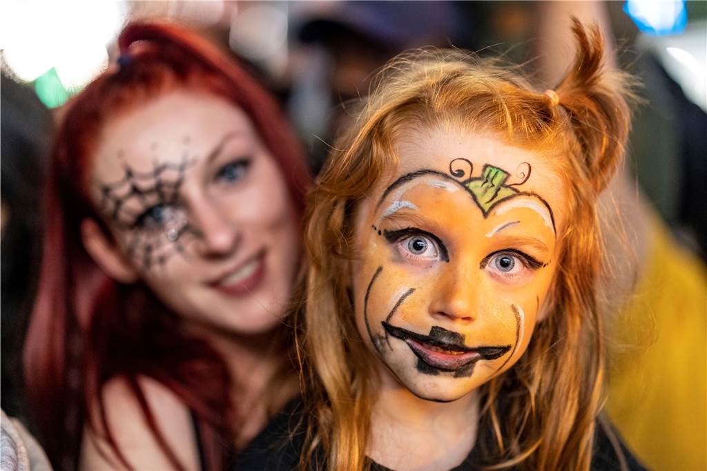 Halloween-Streich mit ekligen Wurfgeschossen in Barkenberg Mutter und Tochter sind zu Halloween geschminkt.