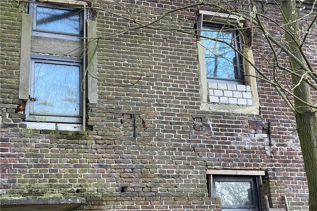 Verkauf perfekt: Haus Füchteln soll aus dem Dornröschenschlaf erwachen Das frühere Herrenhaus befindet sich in einem schlechten Zustand.