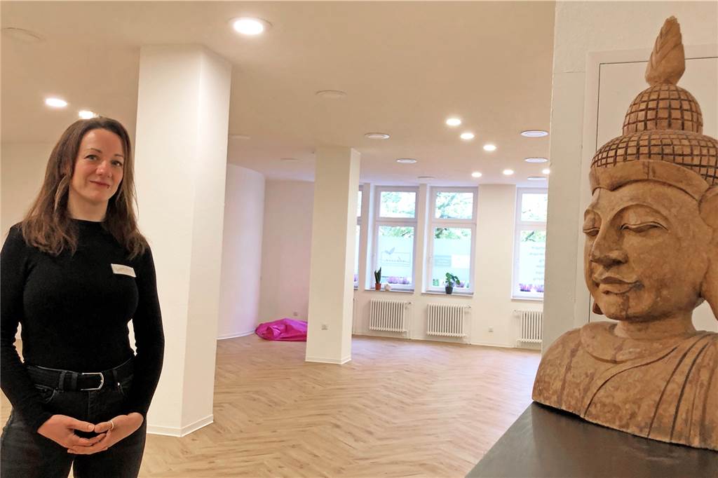 Viel Raum für Therapie: Angela Albers hat an der Dufkampstraße große Pläne Das frühere Ladenlokal von Apollo-Optik im Obersgeschoss bietet jetzt Platz für einen 100 Quadratmeter großen Yoga-Raum.