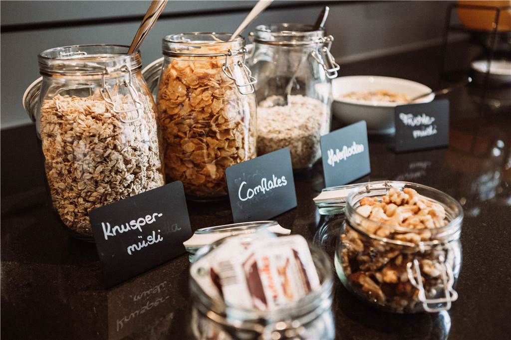 Hotel ist eröffnet: Lieb & Wert zeigt die Liebe zum Detail Das Frühstücksbuffet am Sonntag sollte vorher reserviert werden, da es sich einer hohen Nachfrage erfreut.