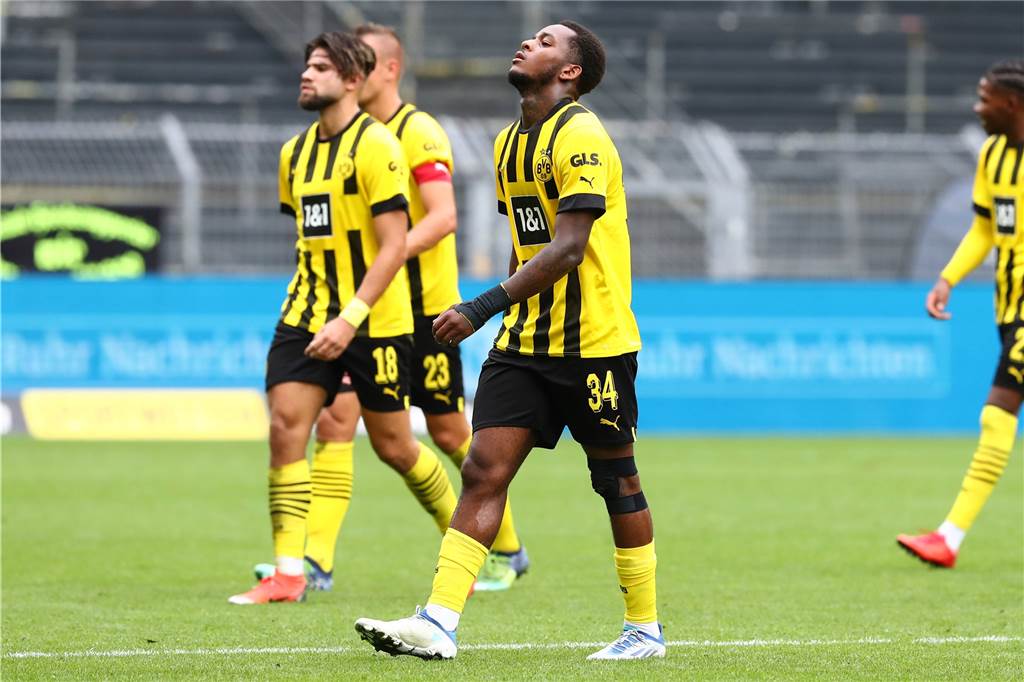 Jayden Braaf scheitert beim BVB: Lustlosigkeit, Verspätung und Co. – das sind die Hintergründe Jayden Braaf legt den Kopf in den Nacken.