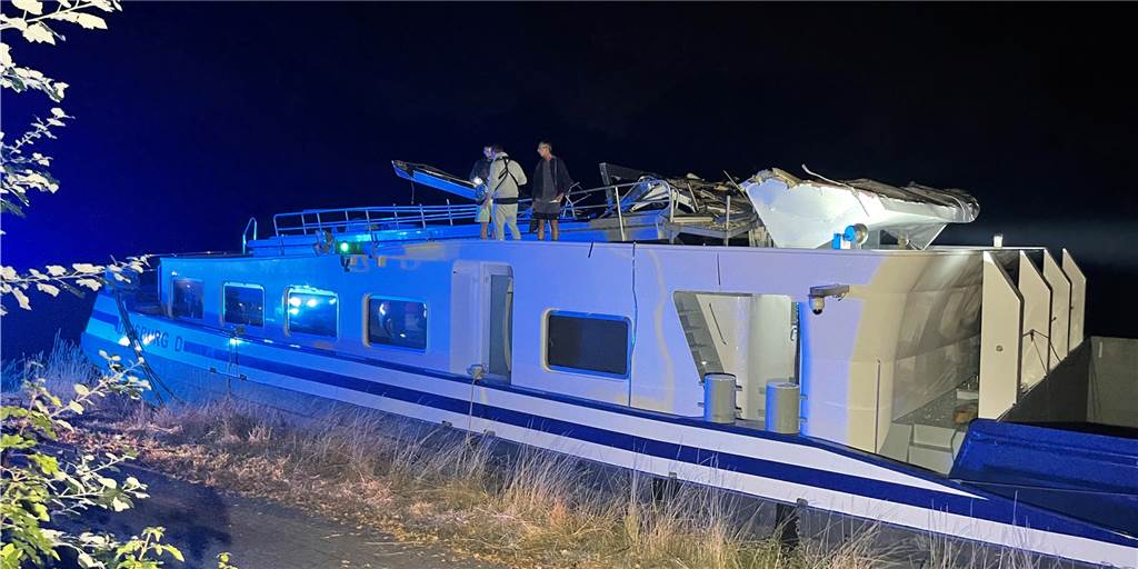 Das Führerhaus des Kohlefrachters wurde bei dem Zusammenstoß mit der Brücke abgerissen.