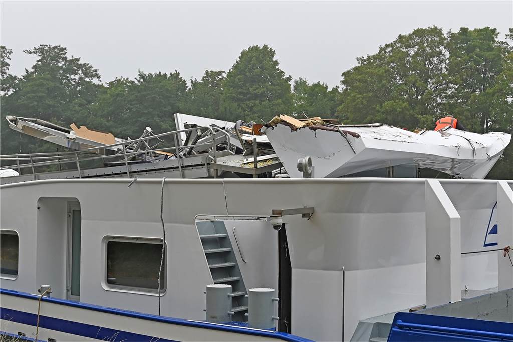 Nach Schiffsunfall: An B 224-Brücke werden Querträger ausgetauscht Das Führerhaus des Schiffes wurde beim Zusammenprall mit der Brücke im August vollständig zerstört.