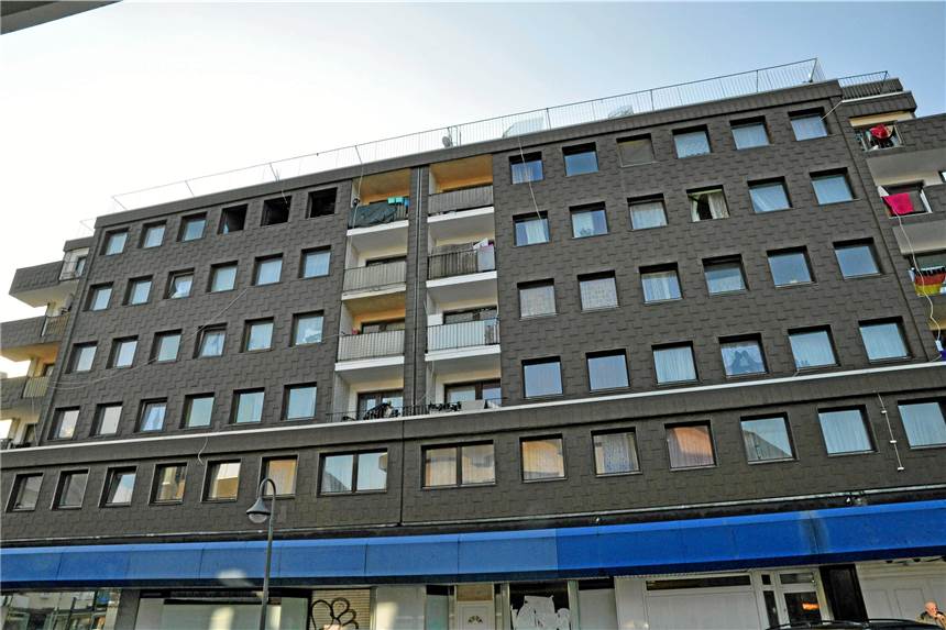 Eigentümer schätzt Sanierung auf 100.000 Euro - Mieter müssen warten Das fünfte und sechste Obergeschoss ist nach dem Brand in einer Wohnung an der Langen Straße unbewohnbar.
