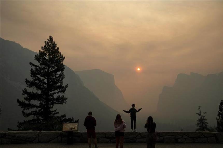 Yosemite-Tal wegen Waldbränden länger geschlossen Das für seine steilen Granitwände und Wasserfälle bekannte Yosemite-Tal lockt jährlich mehr als drei Millionen Besucher an. Foto: Noah Berger/AP