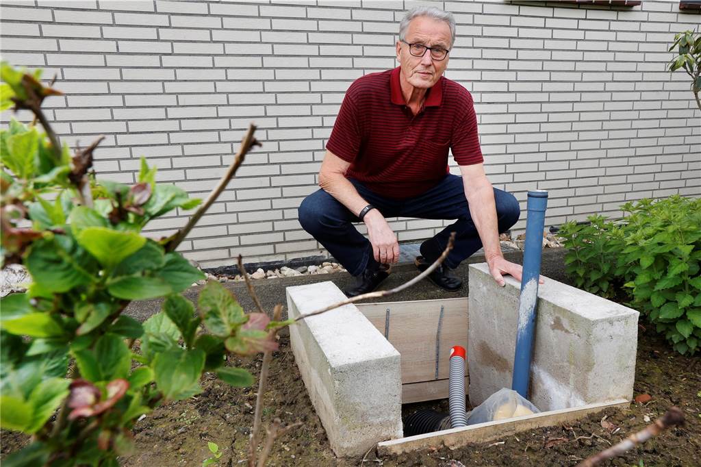 Wärmepumpe angezahlt und nicht erhalten: Rentner schaltet Polizei ein Das Fundament und einige Leitungen hat die Firma montiert. Danach ist nichts mehr geschehen.