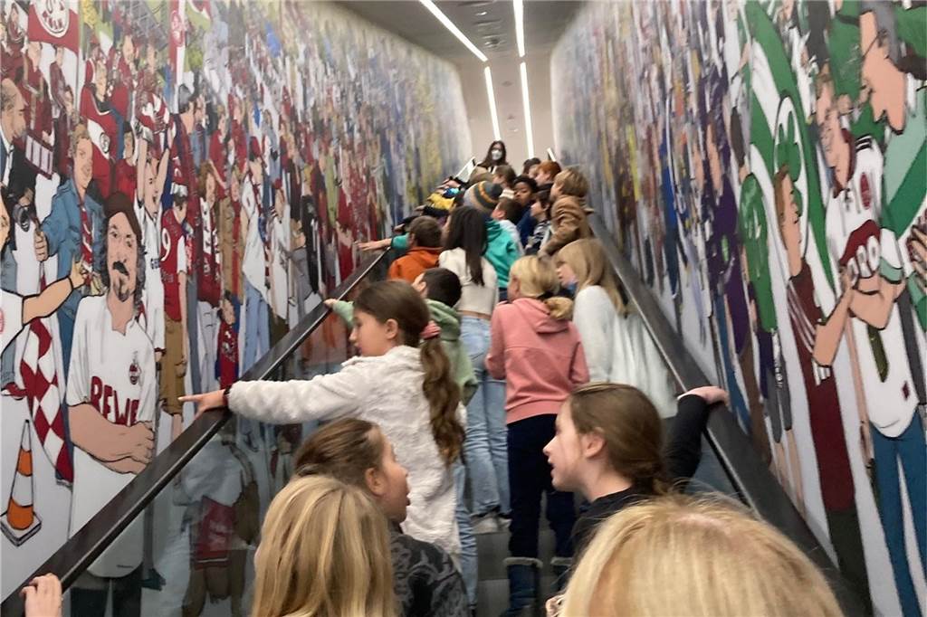 Fußballmuseum: Stadt muss wieder Millionenverlust ausgleichen Eine Kindergruppe im Fußballmuseum
