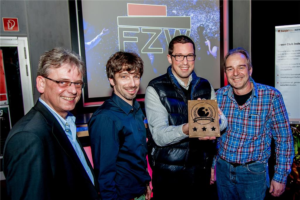 So setzen sich Dortmunds Clubs und Diskotheken für die Umwelt ein Das FZW hat 2014 das Green Club Label bekommen. Auf dem Foto Till Hoppe (2.v.r.) und Volker May (r.) vom FZW mit Vertretern der Energie-Agentur NRW.