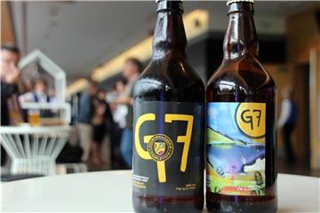 Das G7-Bier, das einen Alkoholgehalt von genau sieben Prozent hat, besteht aus Zutaten aus allen G7-Mitgliedsländern. Foto: Christina Horsten
