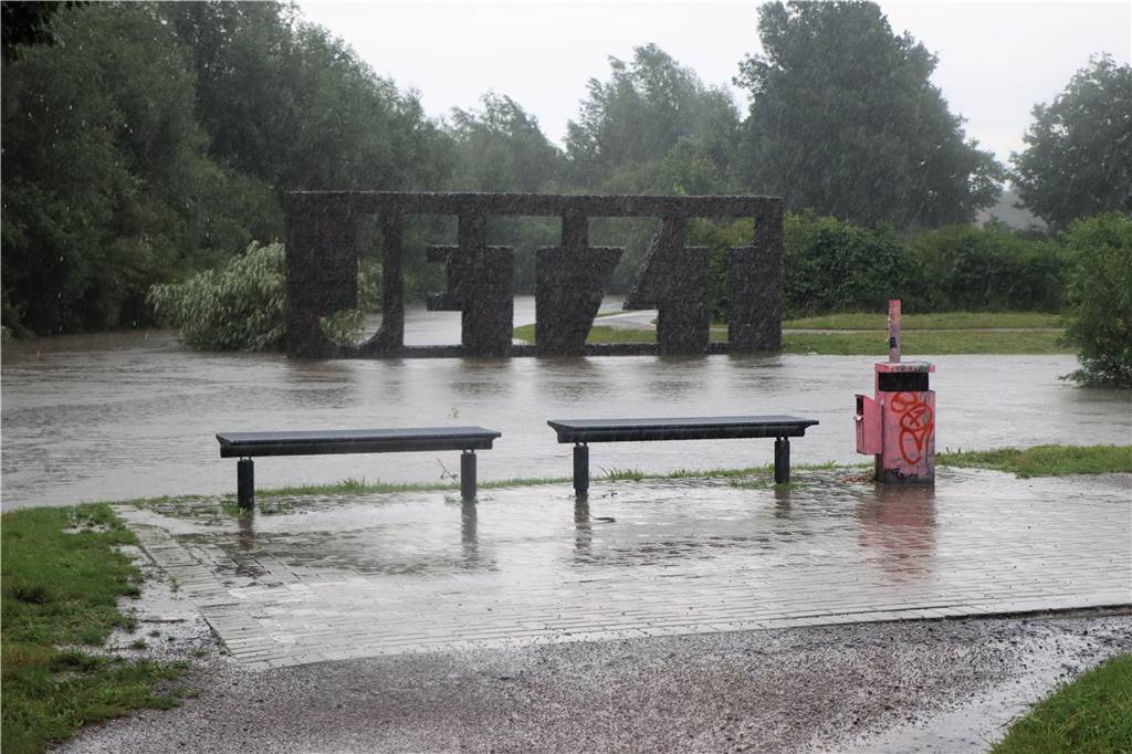 Das Gabionen-Kunstwerk „Jetzt und der Fluss" steht plötzlich im Wasser. Das Bild zeigte jetzt, wie viel Wasser das neue Flussprofil nach der Renaturierung fassen kann. Das Wasser ist nun weg. Der Einstieg auf den K2 lohnt sich hier.
