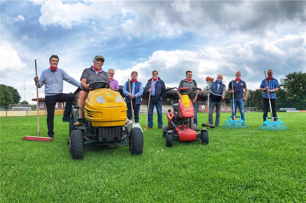Heimatpreis für Spendenwirbel, Jugendkomitee und DJK-Rentner-Team Das Gärtner-Team der DJK (v.l.) Werner Rehermann, Robert Veldscholten, Georg Wensing, Reinhard Rehermann, Hans Pohlmann, Klaus Mauritz, Bernhard "Seppi" Schuer, Rob Holtschlag und Alois Terhechte. Auf dem Foto fehlen Clemens Lesker und Werner Veldscholten.