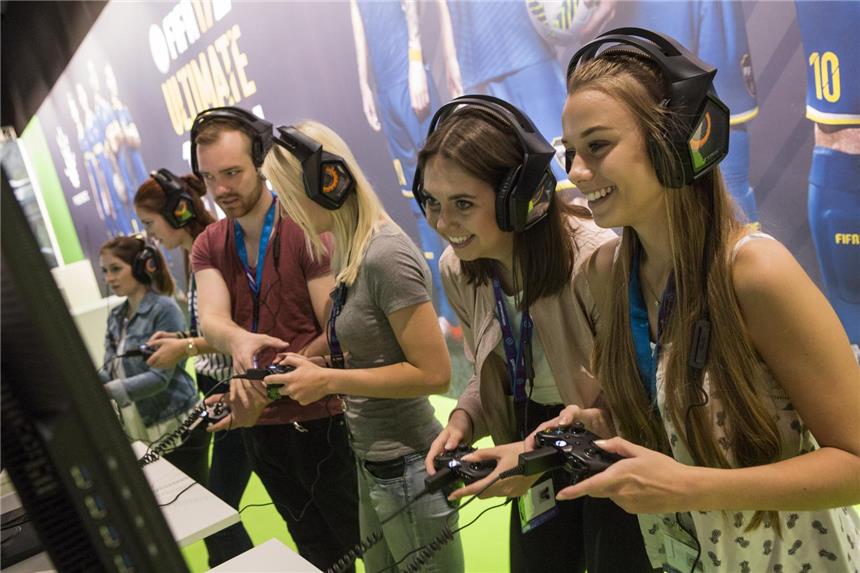 Große News und kleine Spiele Das Gamer-Klischee ist längst überholt. Das Publikum auf der Gamescom in Köln besteht nicht mehr nur aus männlichen Jugendlichen.