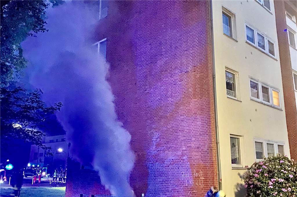 Feuerwehr rettet Menschen aus Mehrfamilienhaus Das ganze Treppenhaus war wegen eines Kellerbrandes an der Jungferntalstraße in Dortmund-Rahm verraucht. Die Feuerwehr war mit zwei Löschzügen vor Ort.