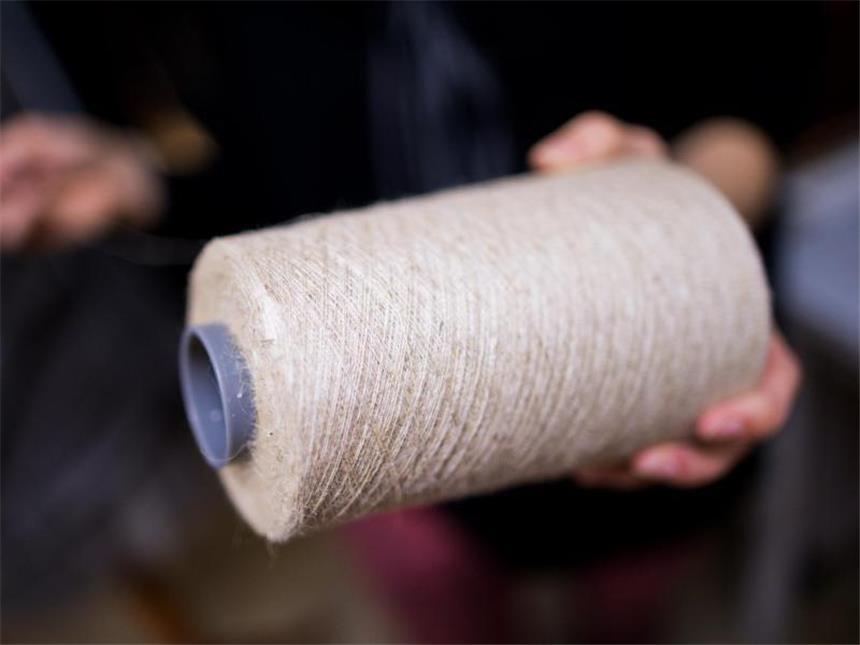 Brennnesseln statt Baumwolle - Designer suchen neue Fasern Das Garn aus Brennnessel und Viskose sieht glänzend aus, der Stoff fühlt sich weich an. Foto: Rolf Vennenbernd