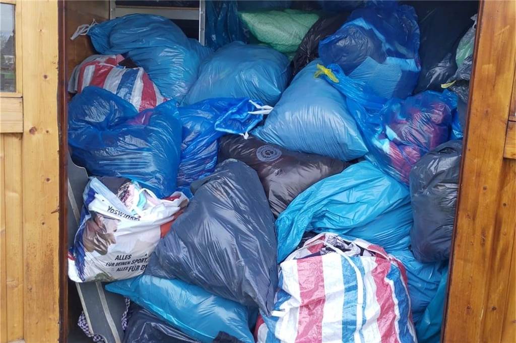 Ein Ort mistet aus - Große Spenden-Aktion für Feldhausener Kita Das Gartenhäuschen eines Vorstandsmitglieds ist bis unter den Rand voll mit Säcken voller Kleidung. Um diese zu verpacken braucht der Förderverein der Feldhausener Kita noch Pakete und Kartons.