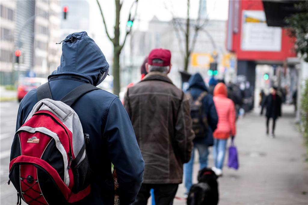 Wie Corona die Armut auf Dortmunds Straßen sichtbarer macht Das Gast-Haus an der Rheinischen Straße zu Corona-Zeiten: Bedürftige stehen vor der Essensausgabe auf der Straße Schlange, da die Aufenthaltsräume geschlossen bleiben müssen.