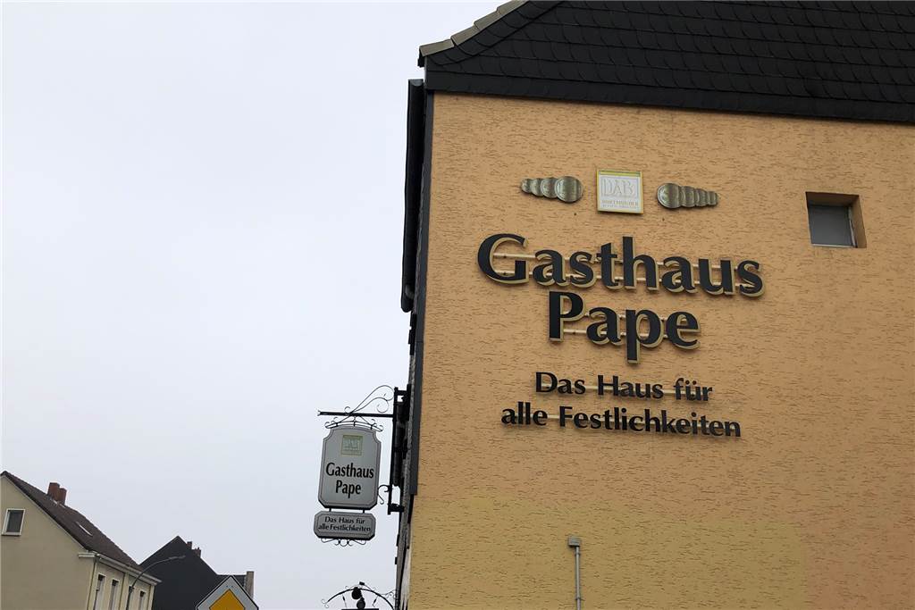 Das Gasthaus Pape an der Flughafenstraße in Brackel ist wegen seines auffälligen Schriftzugs an der Hauswand schon von Weitem sichtbar
