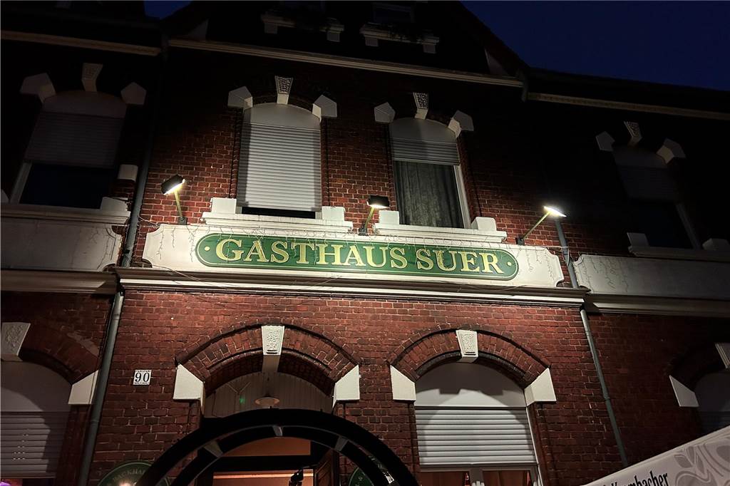 Familie Hamidovic betreibt das Gasthaus Suer mit Leidenschaft Das Gasthaus Suer am Abend von außen