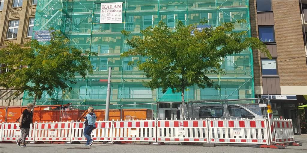 Investor bestätigt: Extrablatt soll nach Castrop-Rauxel kommen Das Gebäude am Markt ist eingerüstet. Es wird komplett saniert. Im Erdgeschoss soll Extrablatt einziehen.