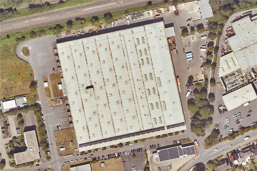 Neue Solarkraftwerke: Diese Freiflächen haben die Stadtwerke im Blick Das Gebäude, in dem Rathaus 2, Teile des Bauhofs und ein Vertriebszentrum der Post untergebracht sind, soll künftig auf dem Dach eine große Solaranlage erhalten. Das Baurecht ist hier schon vorhanden.