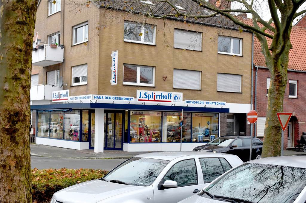 Sanitätshaus und Wohnungen: Neuer Plan für ehemaliges Möbelhaus steht Das Gebäude an der Wallstraße soll kernsaniert werden. Das Sanitätshaus hat eine neue Bleibe gefunden. Direkt in der Fußgängerzone. Das Sanitätshaus führt Jörg Splitthoff in zweiter Generation. Insgesamt gibt es sechs Standorte mit rund 40 Mitarbeitern. In Ahaus hat das Unternehmen drei Angestellte.