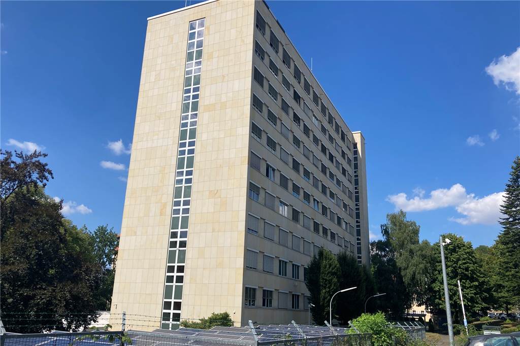 Bürokratie hindert gewillte Lehrer an der Arbeit Das Gebäude der Bezirksregierung in Arnsberg.