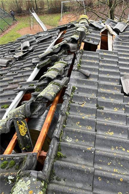 Unwetter wütet in Stadtlohn: Windhose deckt ganze Dächer ab Das Gebäude der DJK war besonders im hinteren Bereich betroffen. Starke Schäden gab es am Dach, die Geschäftsstelle stand darauf unter Wasser.