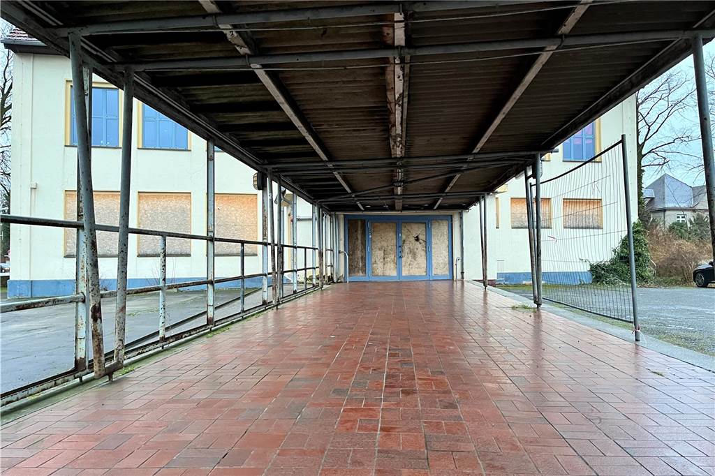 Wie geht’s weiter mit der alten Steintorschule? Die Türen und Fenster zur Schule sind versperrt.