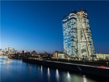 Das Gebäude der Europäischen Zentralbank in Frankfurt am Main. Die Geldschleusen bleiben weiterhin offen. Foto: Boris Roessler