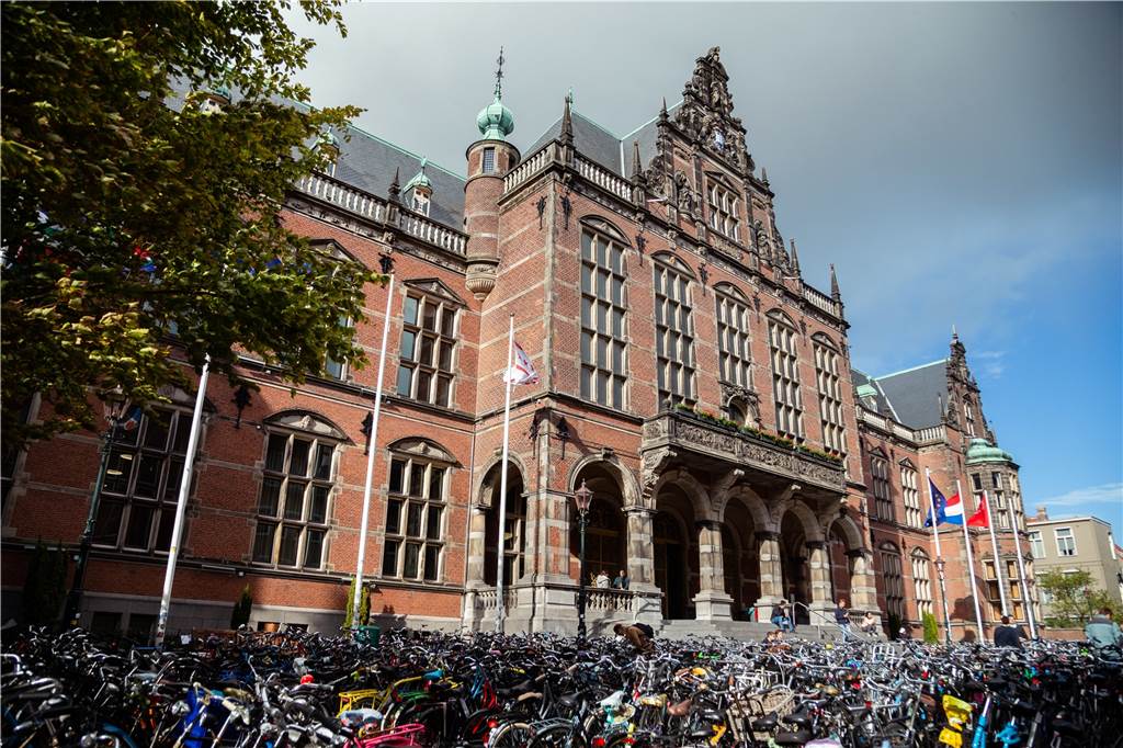 Kriegsende: Otto Tumbrink aus Selm (21) will Leben retten und stirbt Das Gebäude der Reichsuniversität Groningen gehört zu den wenigen Gebäuden die das Kriegesendee überstanden haben in der Stadt.
